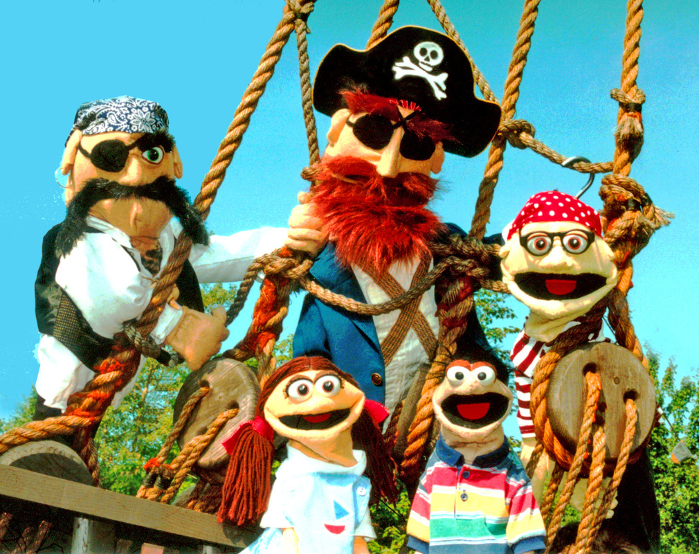 Frogtown Mountain Puppeteers   - "Everybody Loves Pirates"